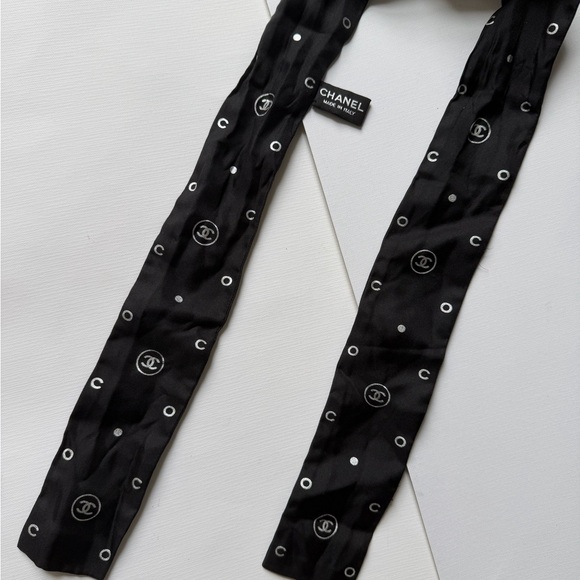 CHANEL Black and White Silk AccessoryHairSLIM BANDEAU